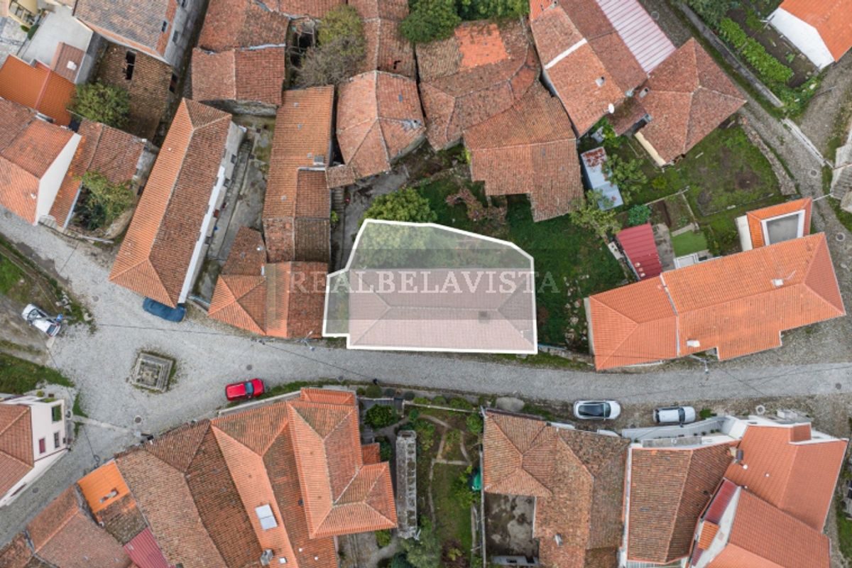 Moradia T2 em Pedra com Varanda — Sanguinhedo, Vila Real