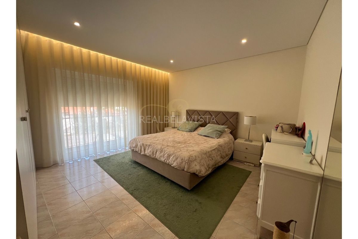 Apartamento T2 totalmente remodelado com garagem, varandas e ar condicionado