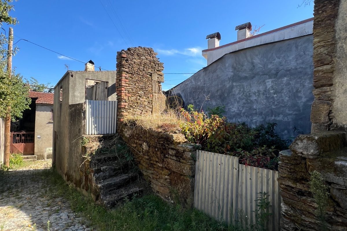 RUÍNA COM POTENCIAL DE RECONSTRUÇÃO EM FONTEITA – VILA REAL